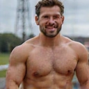 Porträt eines sportlichen Mannes, der Kraft und Gesundheit ausstrahlt.